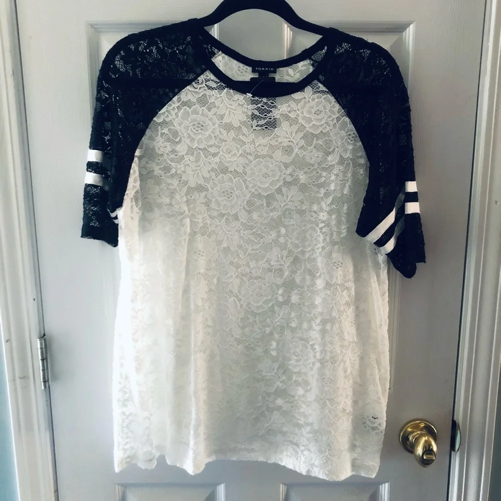 Torrid Black and White Lace Football Tee NWT Sz 0 12 - Picture 4 of 7